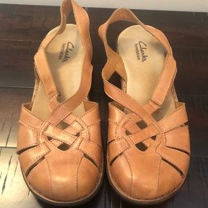 Clarks bendables tan sandals size 9
